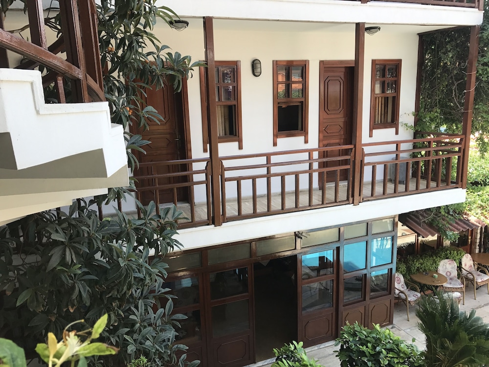 Hotel Karyatit Kaleiçi — Hotel building in Antalya