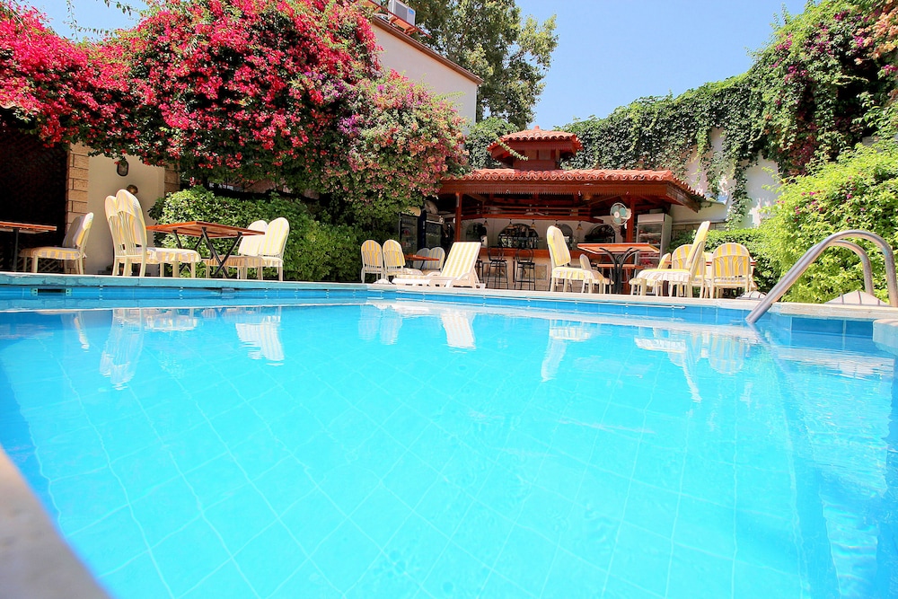 Hotel Karyatit Kaleiçi — Swimming pool in Antalya