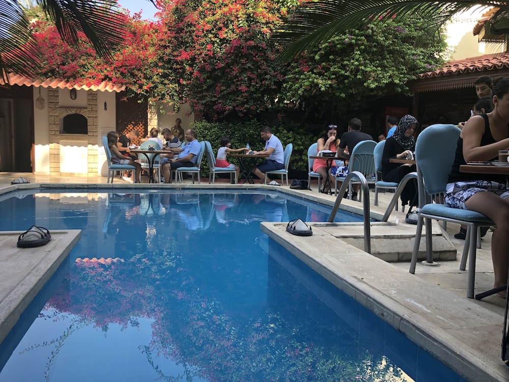 Hotel Karyatit Kaleiçi — Swimming pool in Antalya