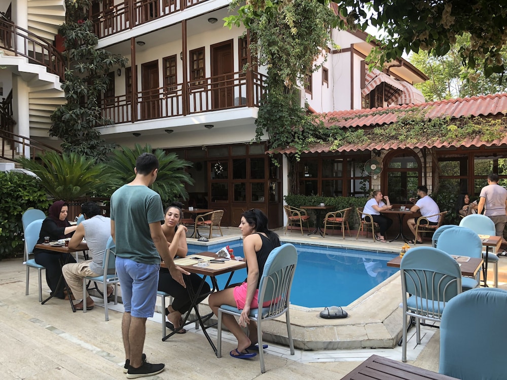 Hotel Karyatit Kaleiçi — Swimming pool in Antalya