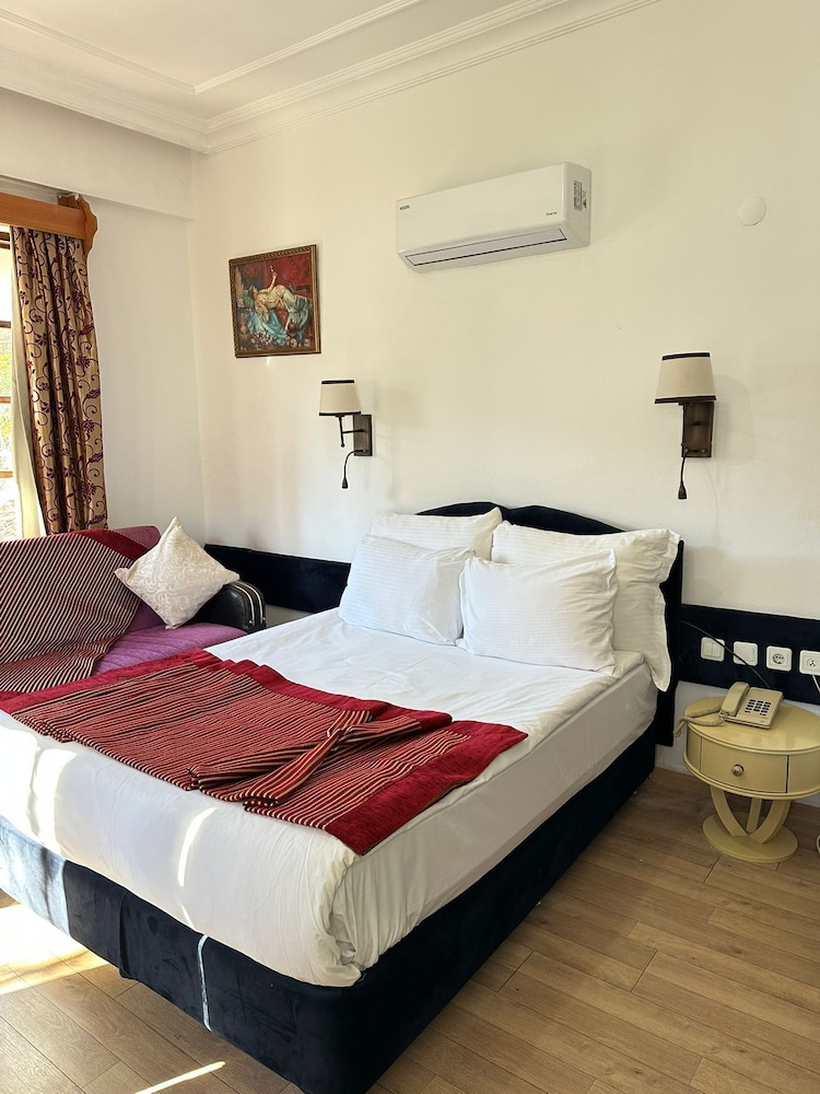 Hotel Karyatit Kaleiçi — Hotel rooms in Antalya