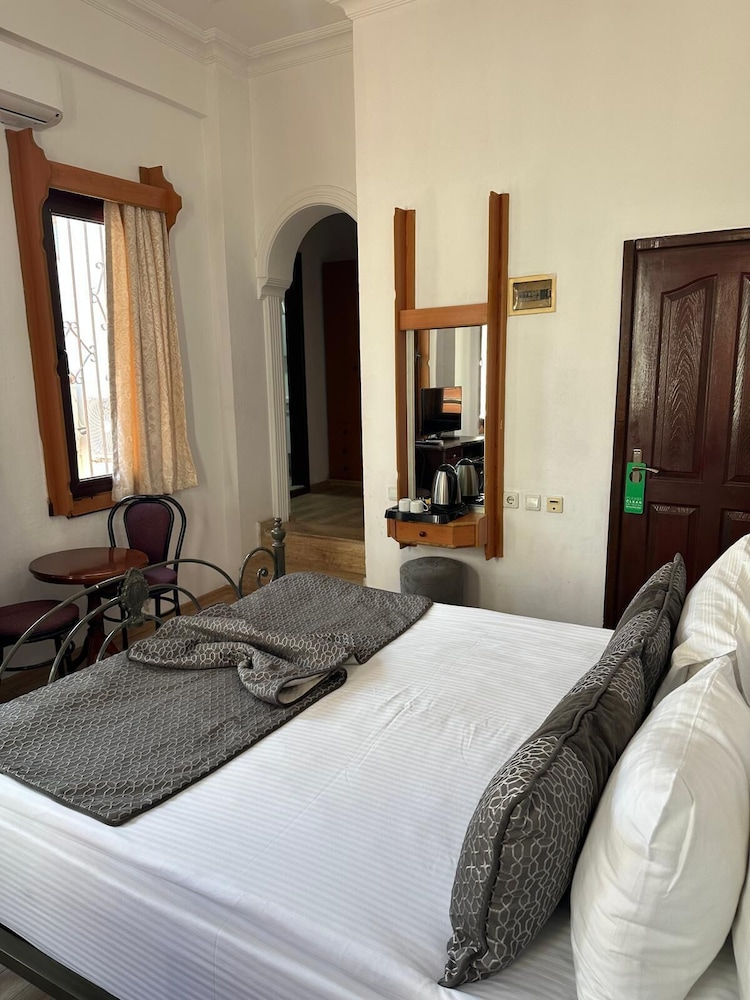 Hotel Karyatit Kaleiçi — Hotel rooms in Antalya