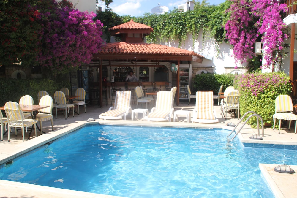 Hotel Karyatit Kaleiçi — Swimming pool in Antalya