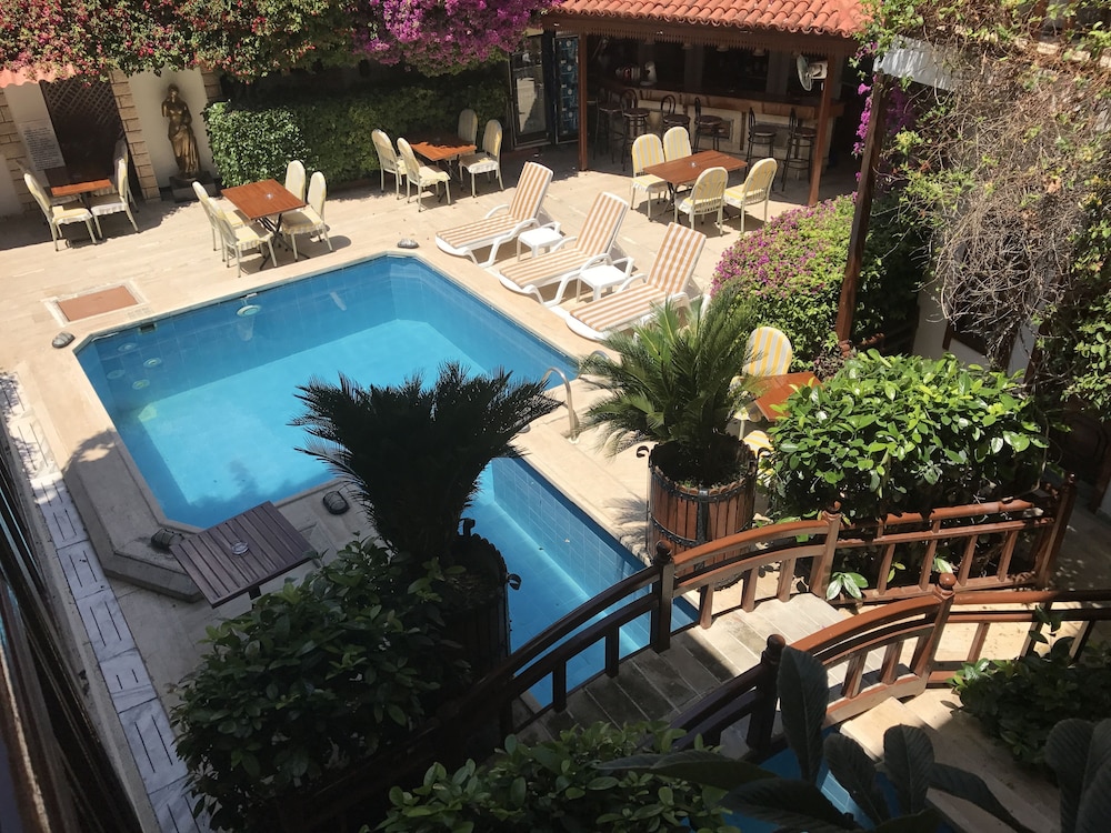 Hotel Karyatit Kaleiçi — Swimming pool in Antalya