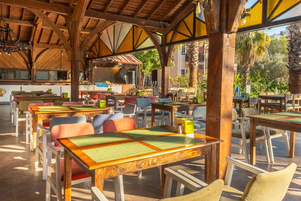 Pink Palace Hotel — Restaurant & bars in Fethiye, Mugla