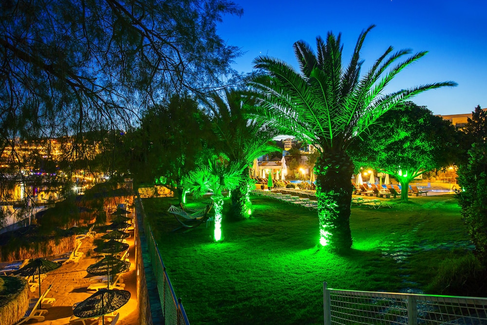 Royal Asarlik Beach Hotel & Spa - All Inclusive — Swimming pool in Bodrum, Mugla