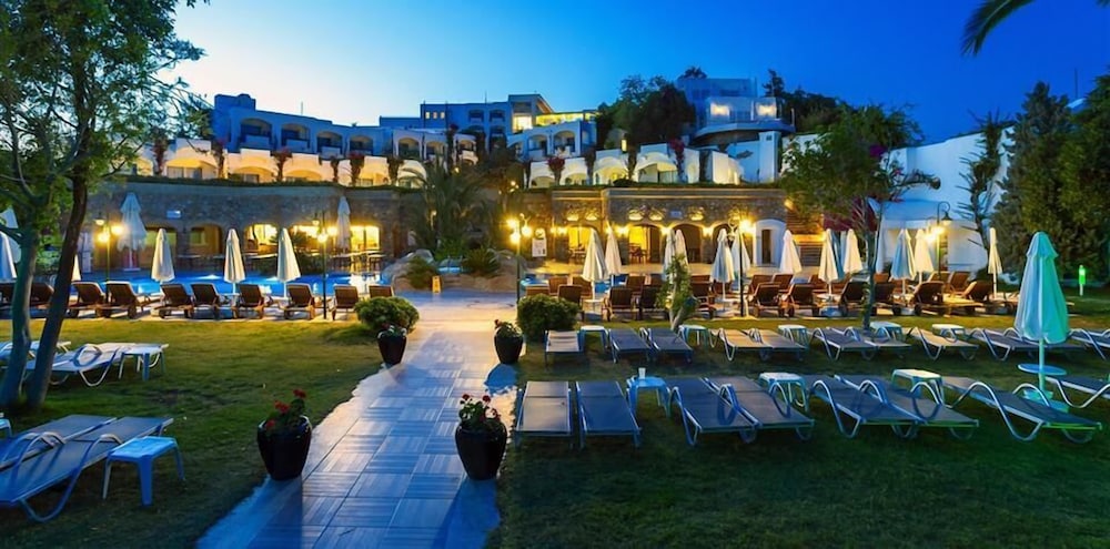 Royal Asarlik Beach Hotel & Spa - All Inclusive — Hotel building in Bodrum, Mugla