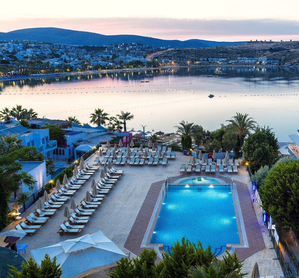 Royal Asarlik Beach Hotel & Spa - All Inclusive — Swimming pool in Bodrum, Mugla