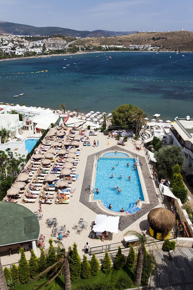 Royal Asarlik Beach Hotel & Spa - All Inclusive — Swimming pool in Bodrum, Mugla