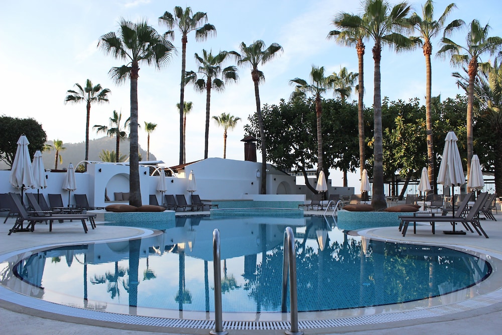 Savk Hotel — Swimming pool in Alanya