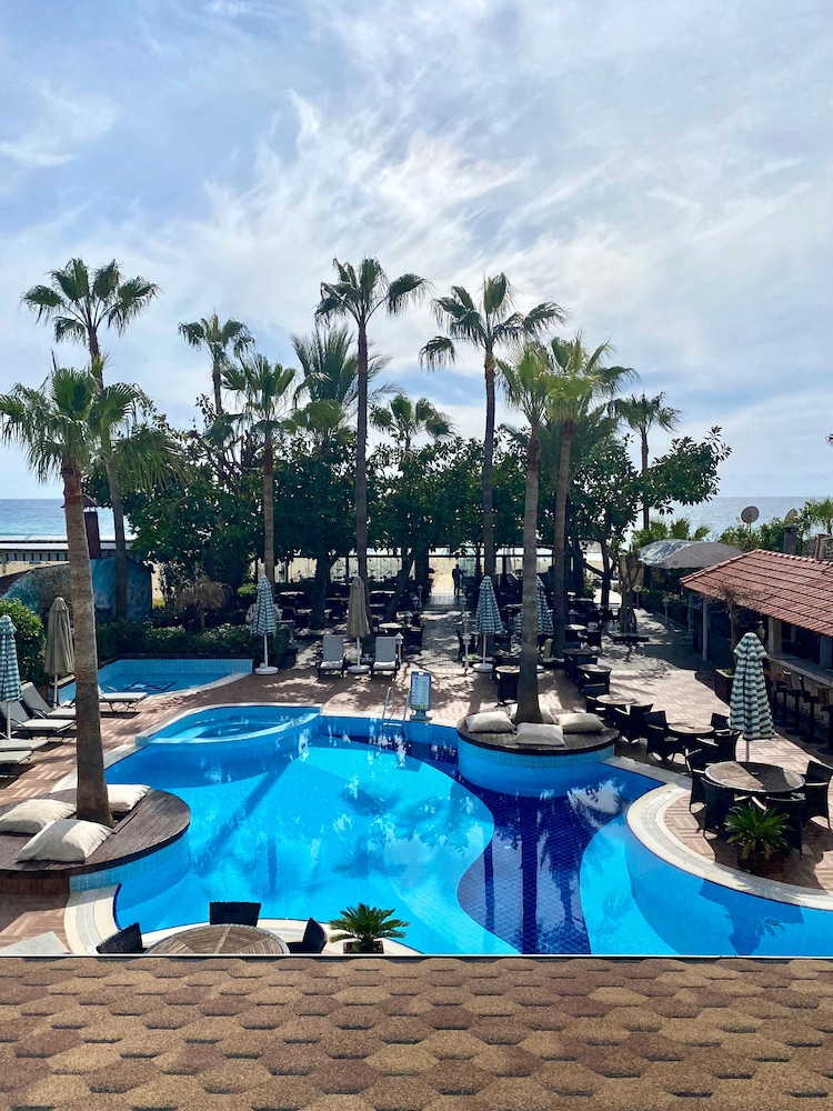 Savk Hotel — Swimming pool in Alanya