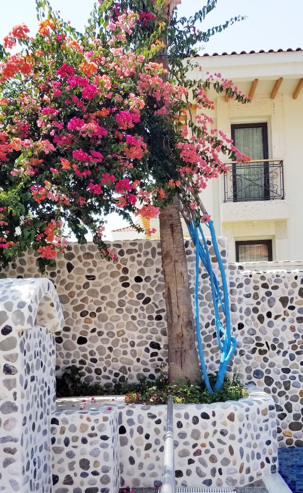Tonoz Beach Hotel — Hotel building in Fethiye, Mugla