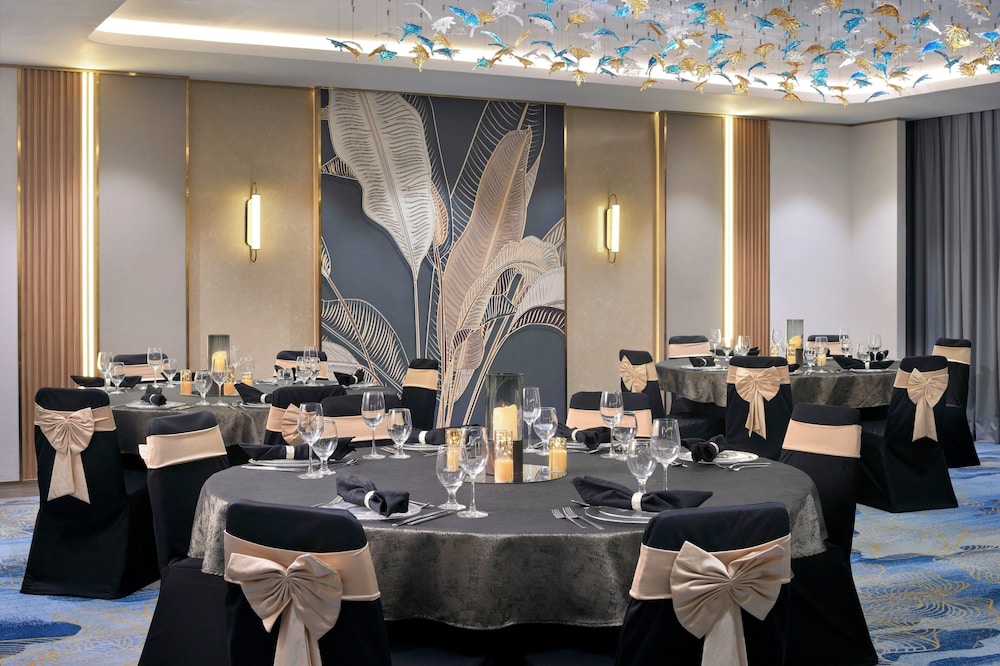 Crowne Plaza Dubai Jumeirah by IHG — Restaurant & bars in Dubai