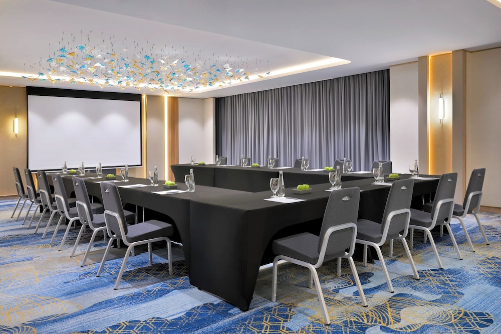 Crowne Plaza Dubai Jumeirah by IHG — Restaurant & bars in Dubai