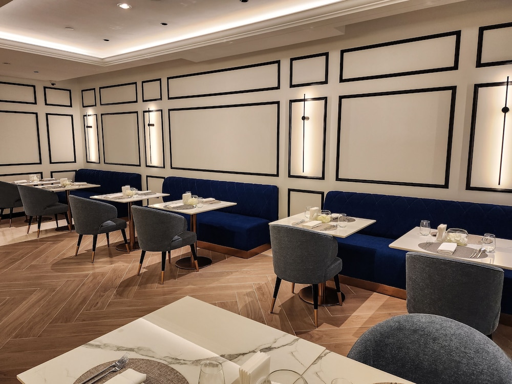 Crowne Plaza Dubai Jumeirah by IHG — Restaurant & bars in Dubai