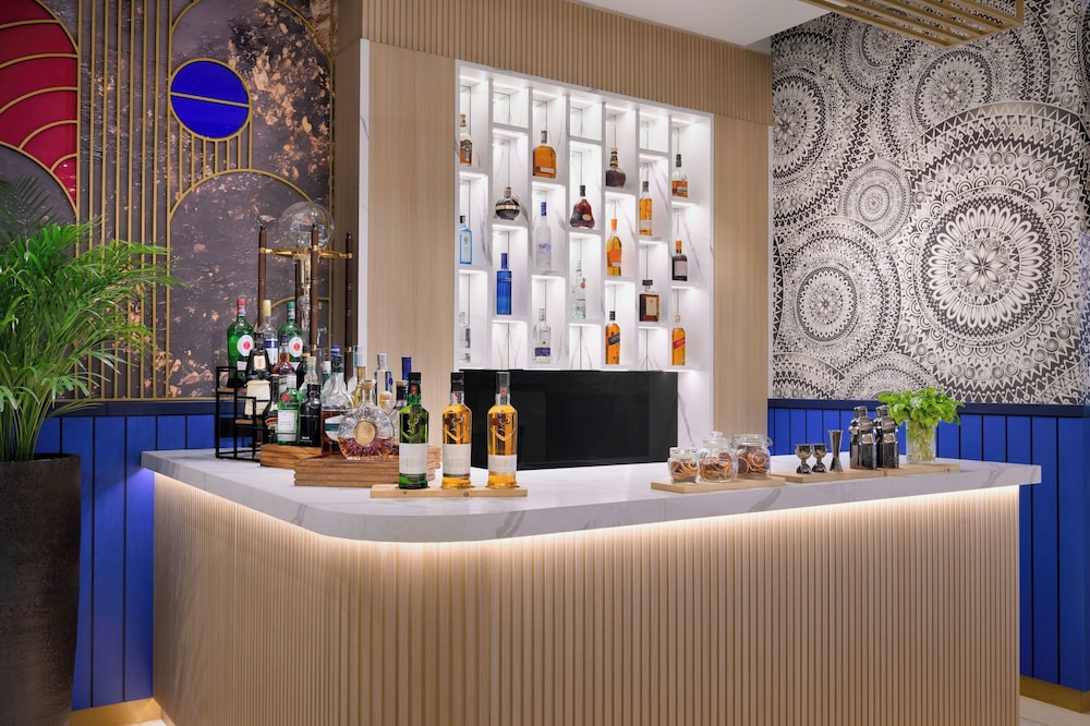 Crowne Plaza Dubai Jumeirah by IHG — Restaurant & bars in Dubai