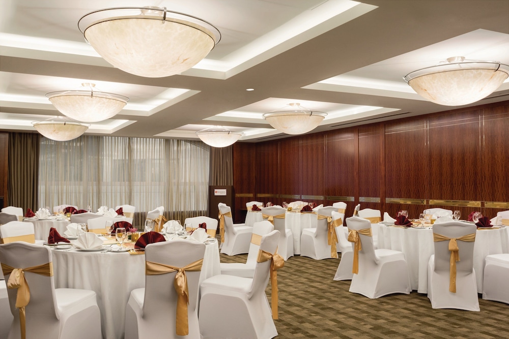 Crowne Plaza Dubai Jumeirah by IHG — Restaurant & bars in Dubai