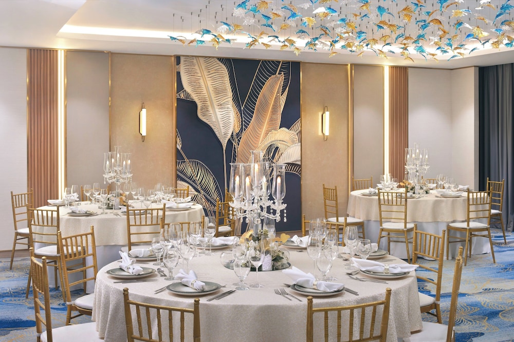 Crowne Plaza Dubai Jumeirah by IHG — Restaurant & bars in Dubai