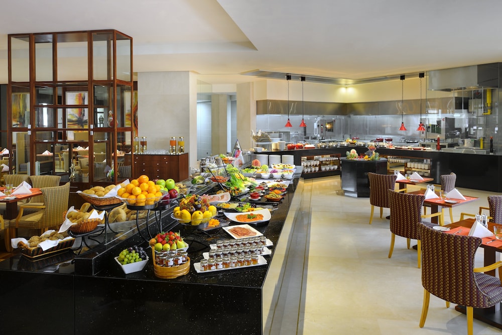 Crowne Plaza Dubai Jumeirah by IHG — Restaurant & bars in Dubai