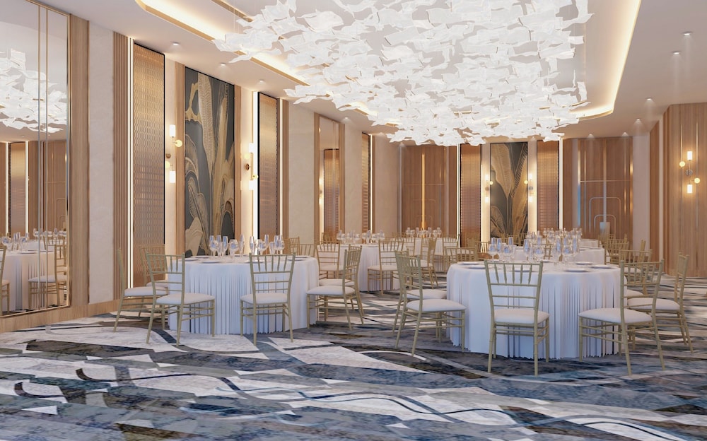 Crowne Plaza Dubai Jumeirah by IHG — Restaurant & bars in Dubai