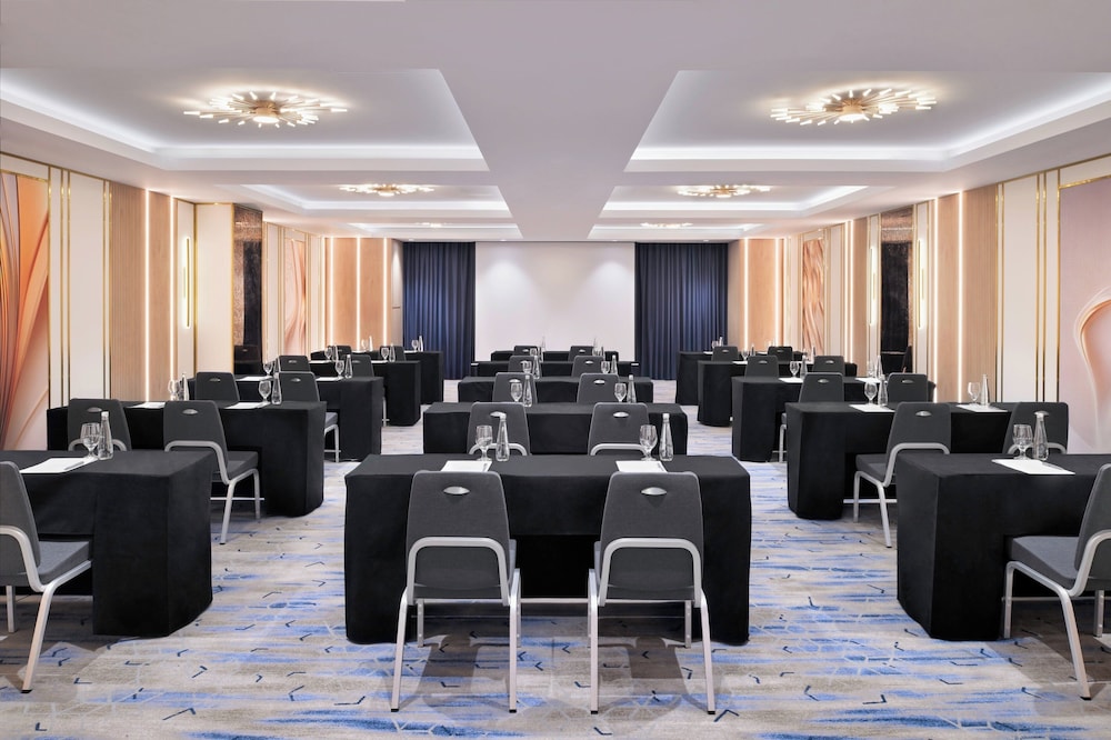 Crowne Plaza Dubai Jumeirah by IHG — Hotel building in Dubai