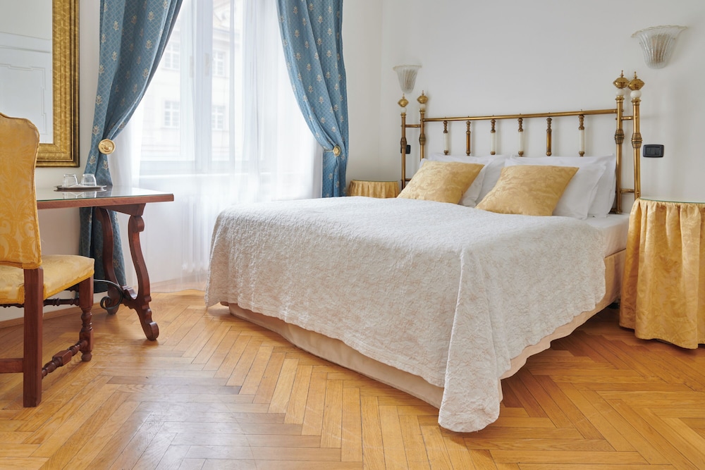 Charles Bridge Palace — Hotel rooms in Prague, Prague