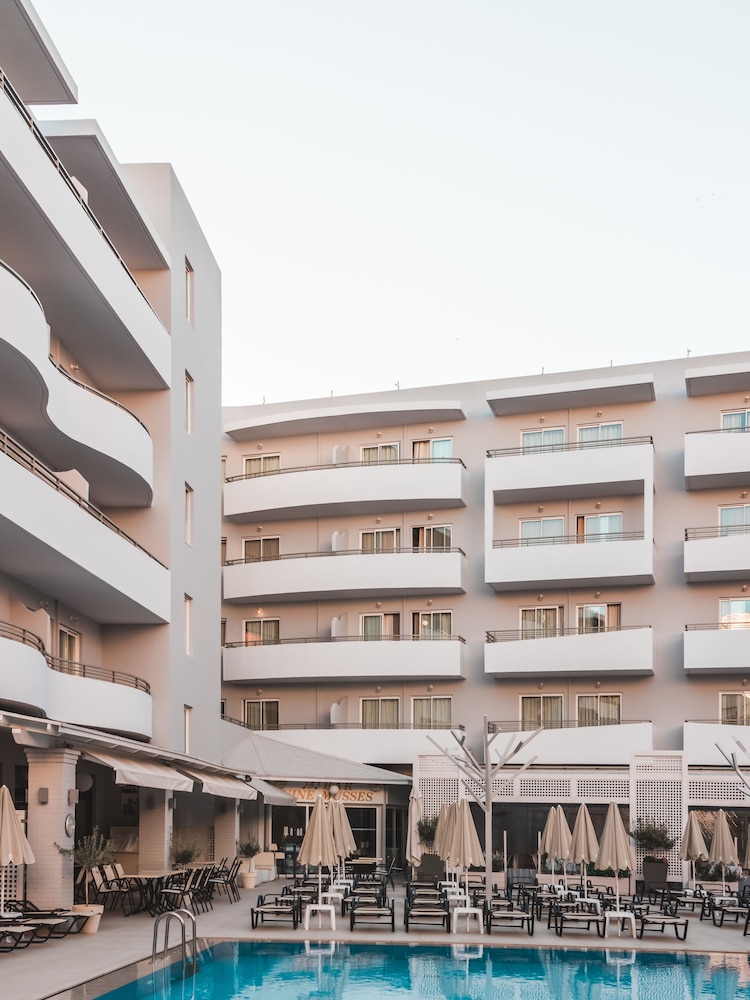 Bio Suites Hotel — Hotel building in Rethymnon