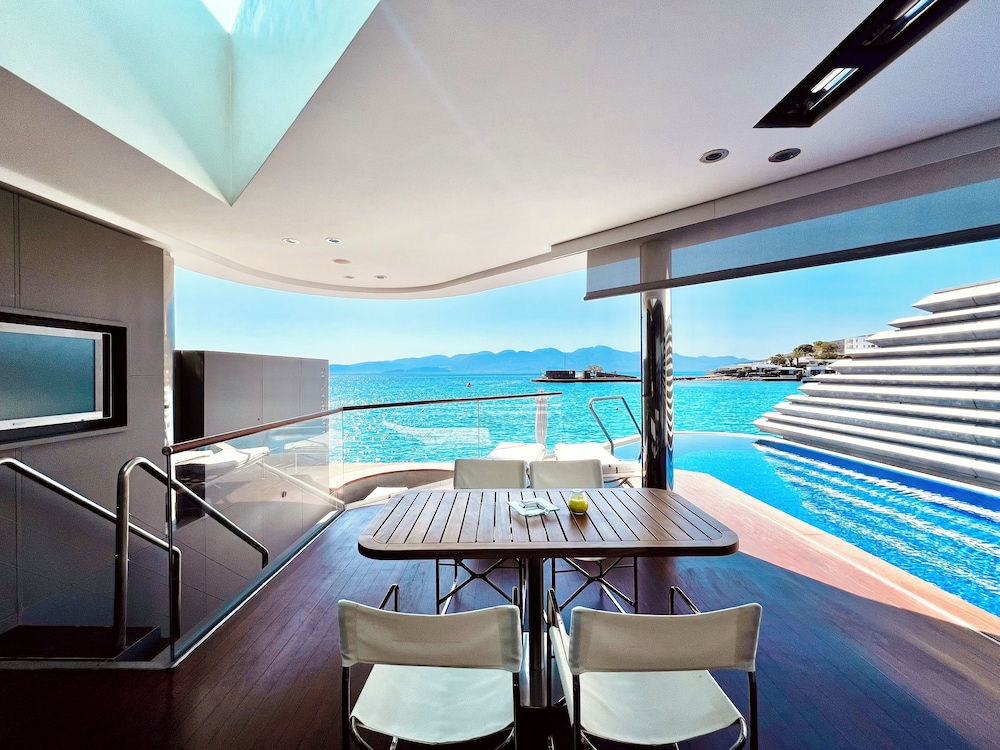 Elounda Beach Hotel & Villas, a Member of the Leading Hotels of the World — Swimming pool in Elounda