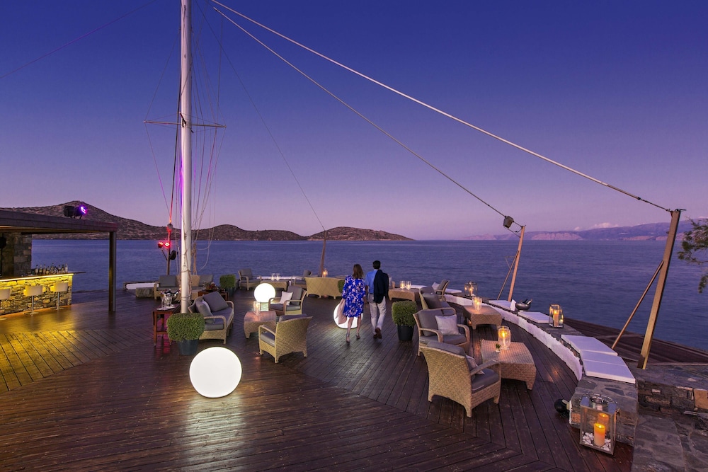 Elounda Beach Hotel & Villas, a Member of the Leading Hotels of the World — Restaurant & bars in Elounda