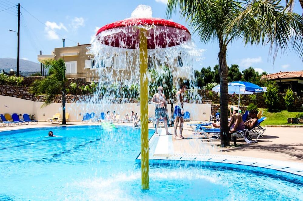 Real Palace — Swimming pool in Malia