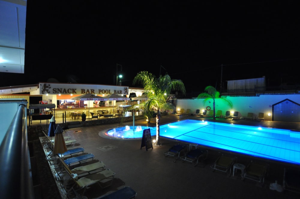 Real Palace — Swimming pool in Malia