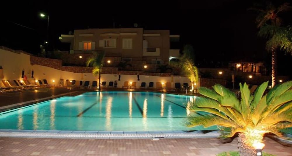 Real Palace — Swimming pool in Malia