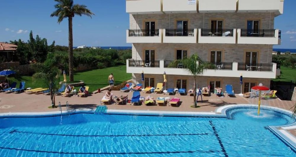 Real Palace — Swimming pool in Malia