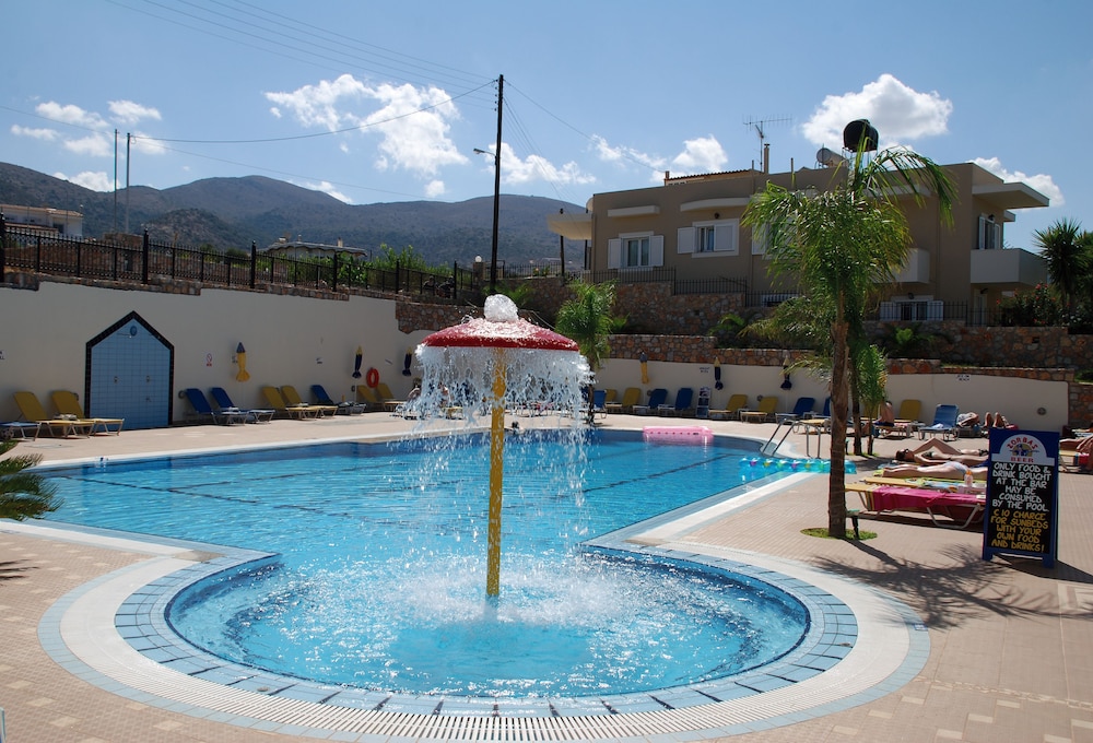 Real Palace — Swimming pool in Malia