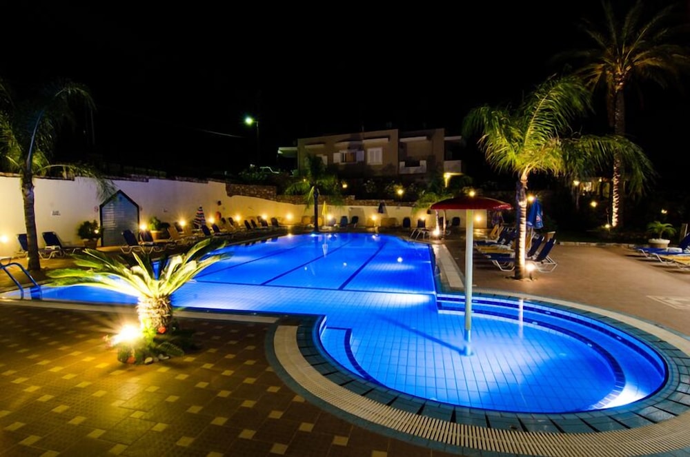Real Palace — Swimming pool in Malia