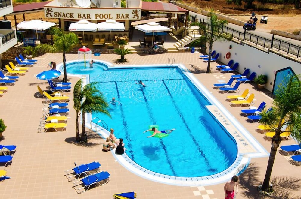 Real Palace — Swimming pool in Malia