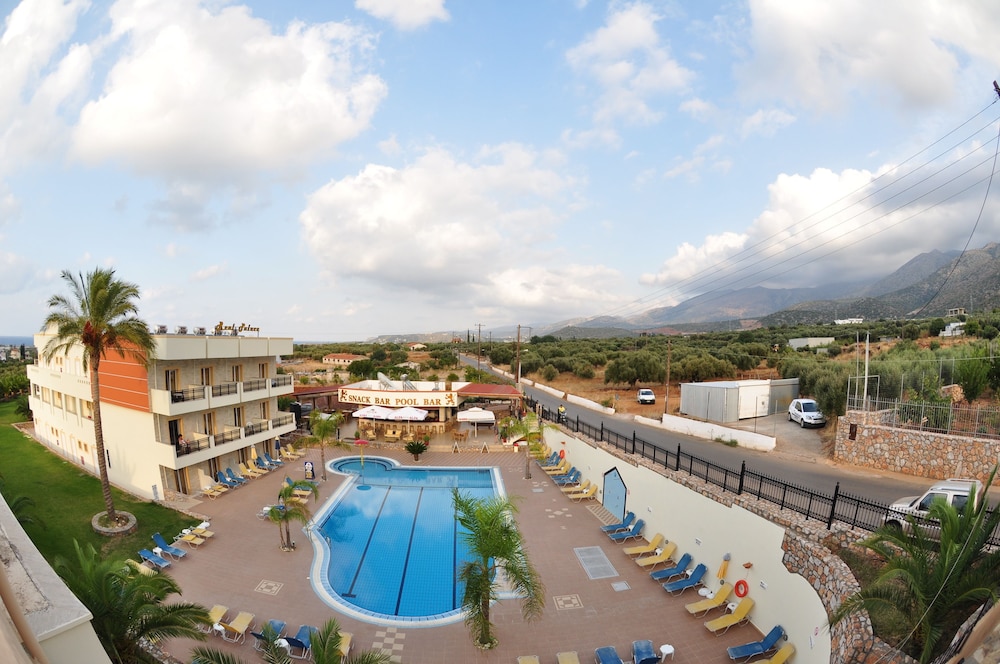 Real Palace — Swimming pool in Malia