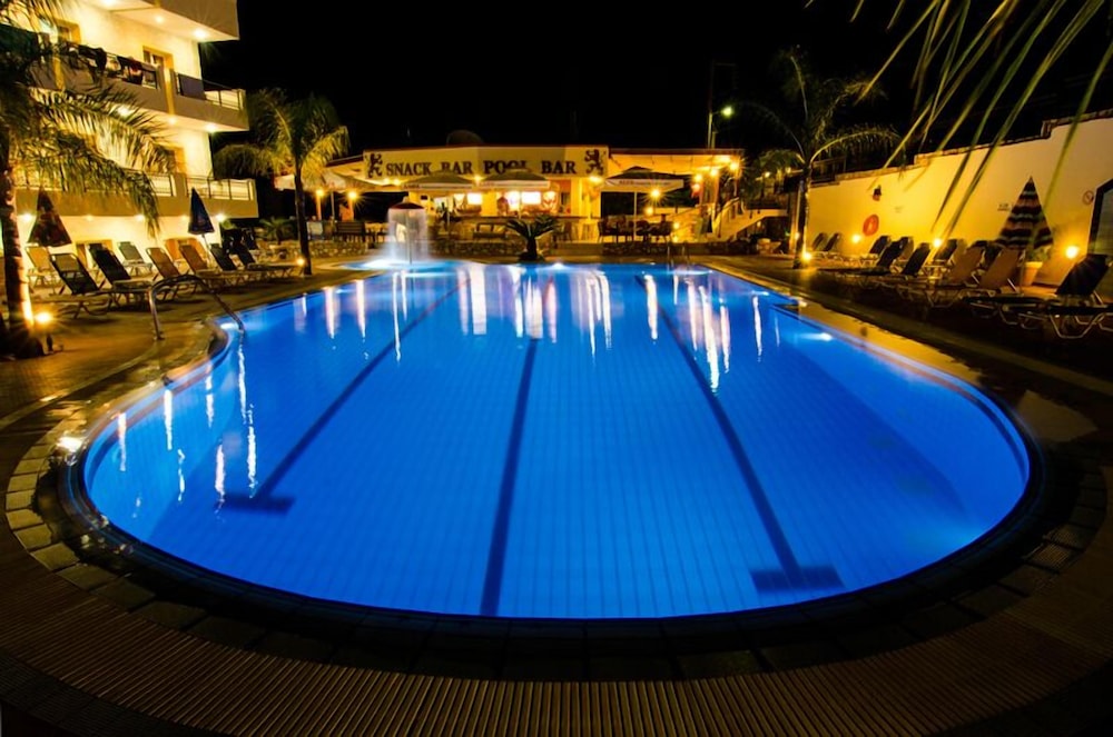 Real Palace — Swimming pool in Malia