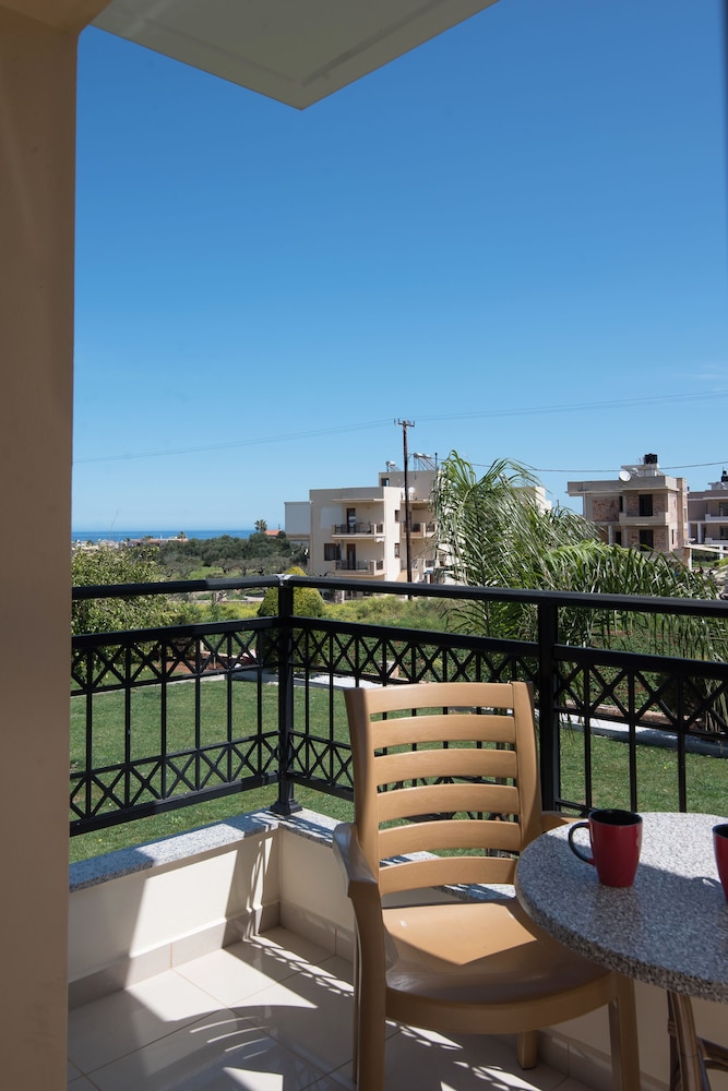 Real Palace — Hotel building in Malia