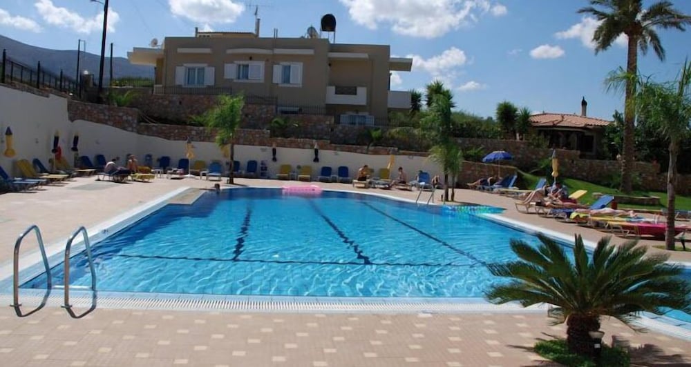 Real Palace — Swimming pool in Malia