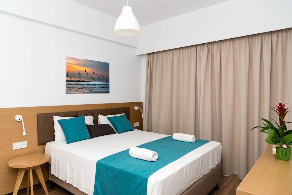 Helios Bay Hotel Apartments — Hotel rooms in Chlorakas, Paphos Region