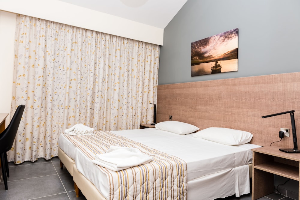 Helios Bay Hotel Apartments — Hotel rooms in Chlorakas, Paphos Region