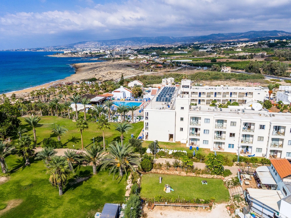 Helios Bay Hotel Apartments — Hotel building in Chlorakas, Paphos Region