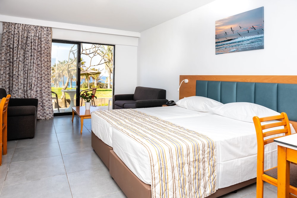 Helios Bay Hotel Apartments — Hotel rooms in Chlorakas, Paphos Region