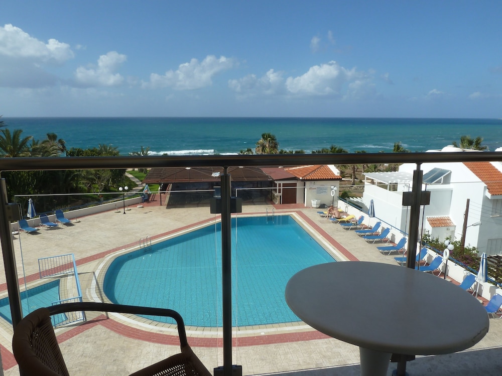 Helios Bay Hotel Apartments — Swimming pool in Chlorakas, Paphos Region