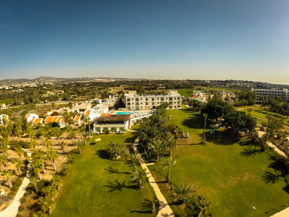 Helios Bay Hotel Apartments — Hotel building in Chlorakas, Paphos Region