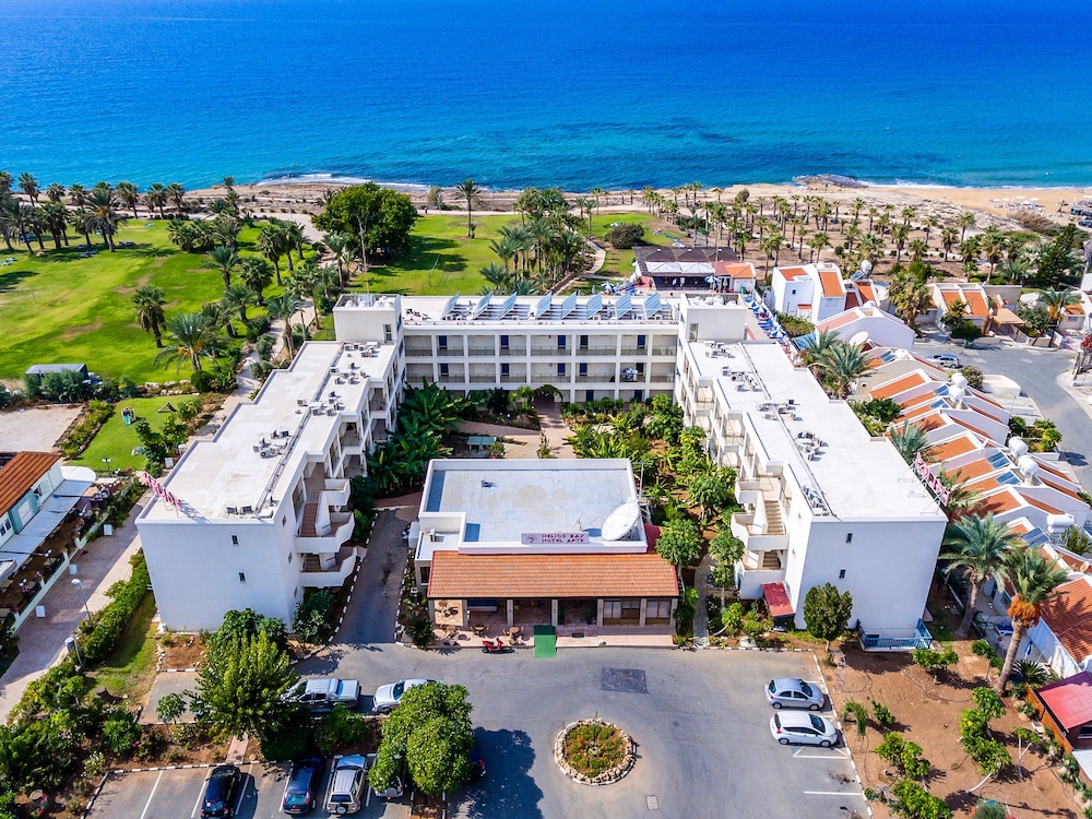Helios Bay Hotel Apartments — Hotel building in Chlorakas, Paphos Region