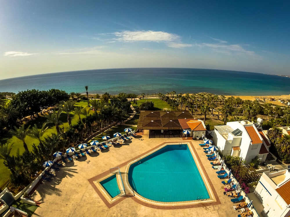 Helios Bay Hotel Apartments — Swimming pool in Chlorakas, Paphos Region