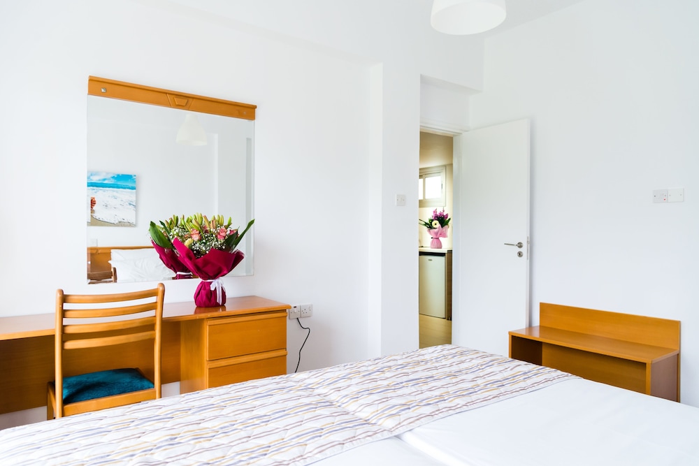 Helios Bay Hotel Apartments — Hotel rooms in Chlorakas, Paphos Region