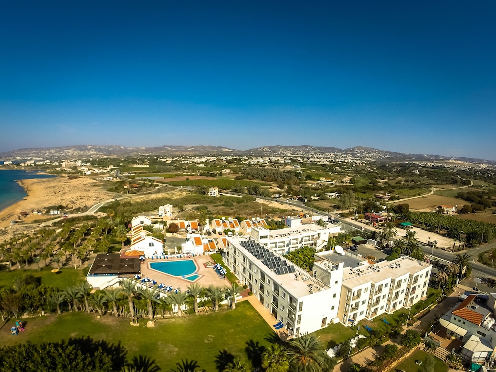 Helios Bay Hotel Apartments — Hotel building in Chlorakas, Paphos Region